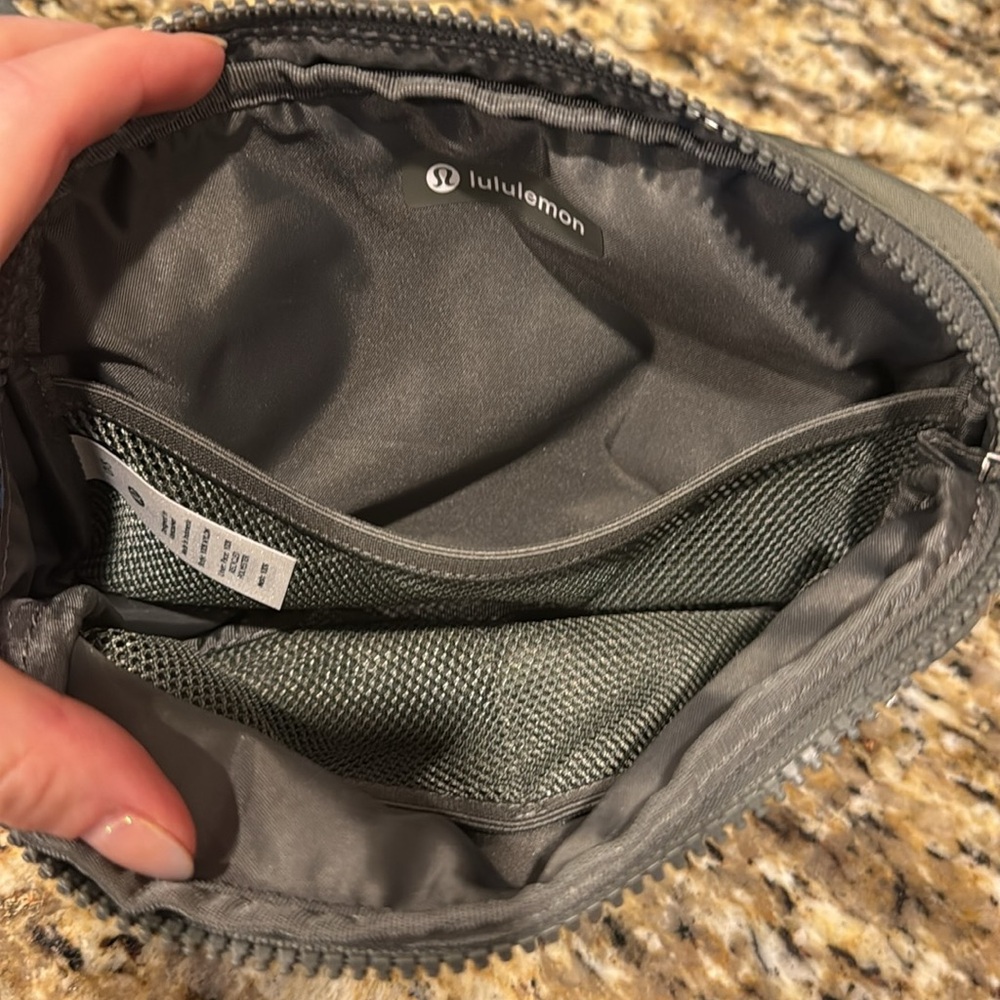 Lululemon belt bag, olive green - Picture 5 of 5